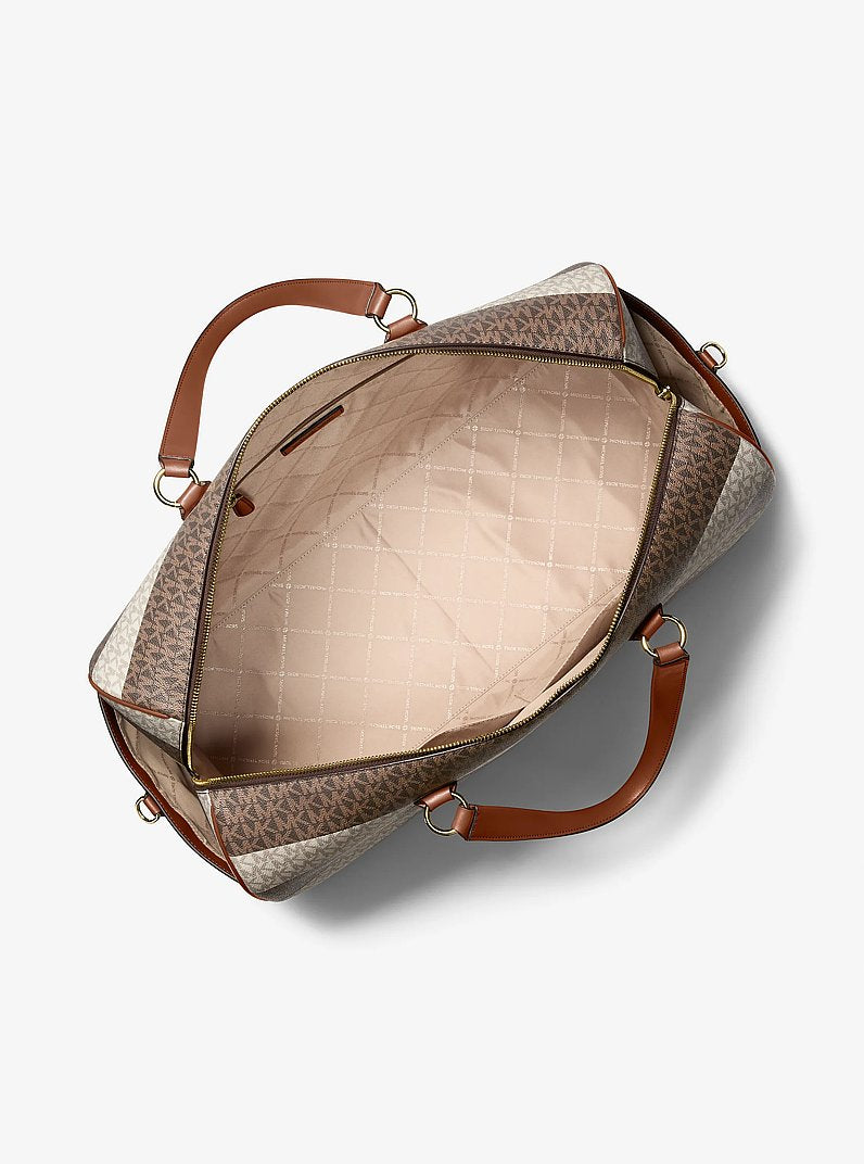 Bolsa Michael Kors Grayson Extra-Large Striped Signature Logo Weekender Bag, Lona com Logo Signature, cor Vanilla/Luggage, vista lateral | Original Exports