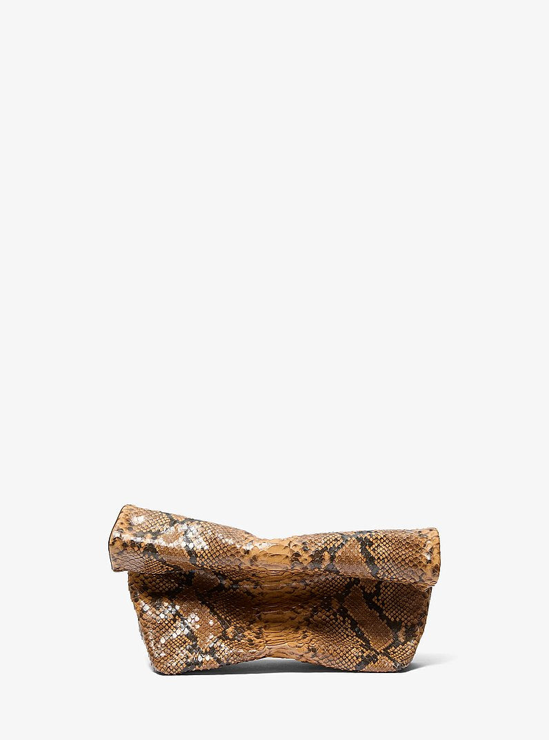 Michael Kors Maggie Snake Embossed Leather Lunch Bag Clutch | Limited Edition — Made in Italy en Cashew — vista frontal | Original Export