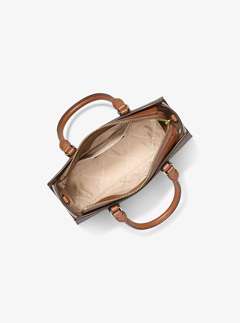 Bolsa Michael Kors Arden Small Signature Logo Messenger Bag, Lona com Logo Signature, cor Marrom, vista lateral | Original Exports