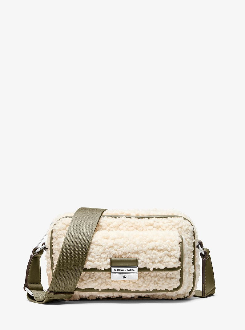 Michael Kors Bradshaw Extra-Small Faux Shearling Camera Crossbody Bag en Olive — vista frontal | Original Export