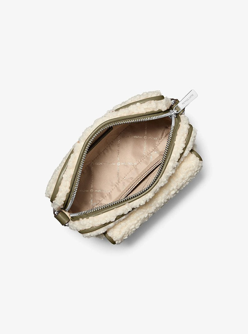 Michael Kors Bradshaw Extra-Small Faux Shearling Camera Crossbody Bag en Olive — vista lateral | Original Export