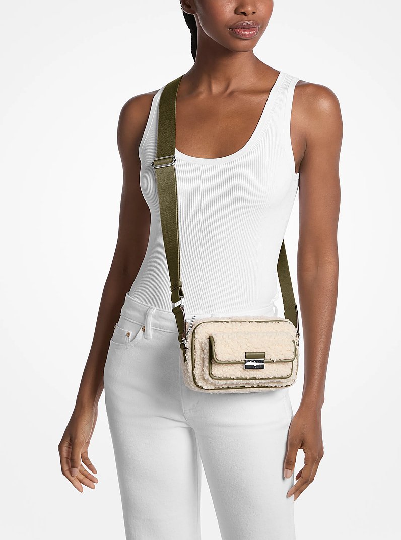 Michael Kors Bradshaw Extra-Small Faux Shearling Camera Crossbody Bag en Olive — vista trasera | Original Export