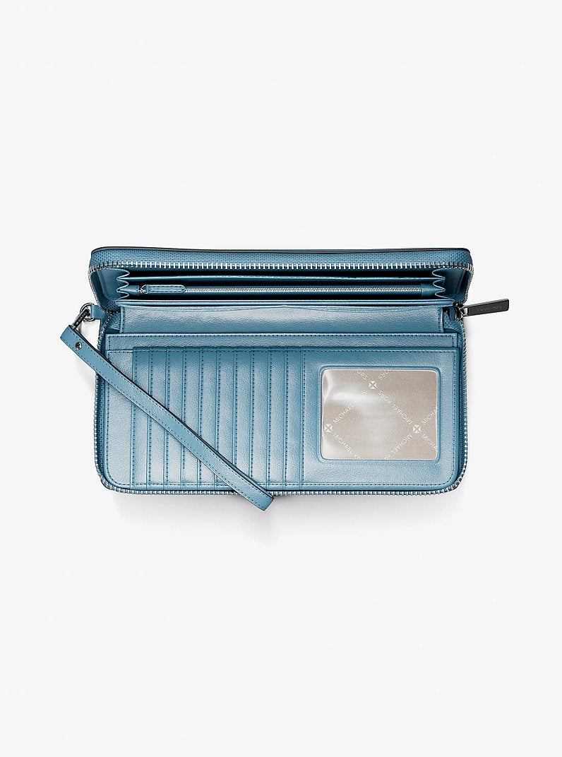 Carteira Michael Kors Large Pebbled Leather Continental Wallet, Couro Pebbled, cor Jeans (Denim), vista lateral | Original Exports
