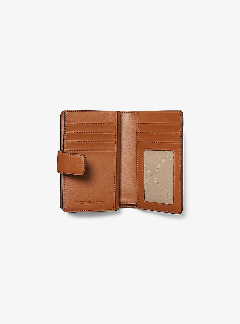 Carteira Michael Kors Medium Signature Logo Wallet, Lona com Logo Signature, cor Vanilla (Bege Claro), vista lateral | Original Exports