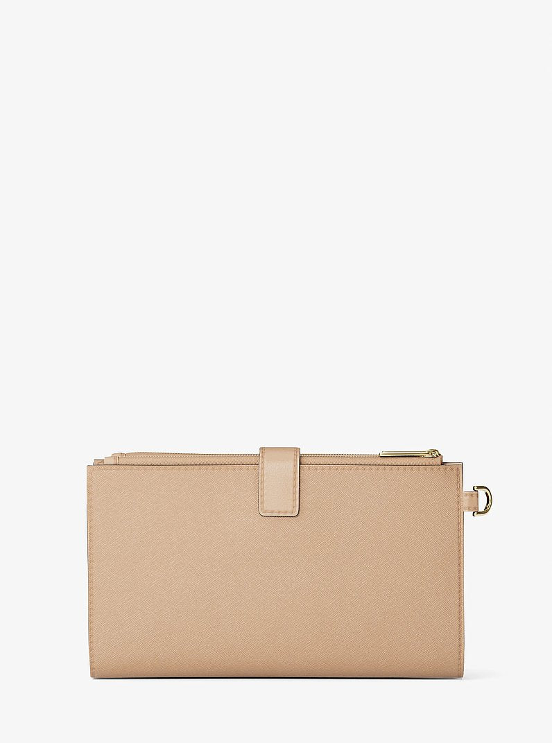 Carteira de Pulso para Celular Michael Kors Jet Set Large Leather Smartphone Wristlet Wallet, Couro Saffiano, cor Camel, detalhe do material | Original Exports