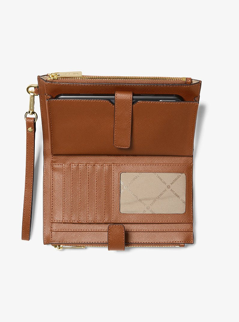 Carteira de Pulso para Celular Michael Kors Jet Set Large Leather Smartphone Wristlet Wallet, Couro Saffiano, cor Luggage (Castanho Claro), vista lateral | Original Exports