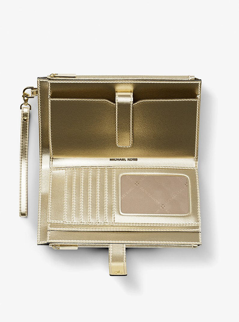 Carteira de Pulso Michael Kors Jet Set Travel Large Signature Logo Wristlet, Lona com Logo Signature, cor Dourado Claro, vista lateral | Original Exports