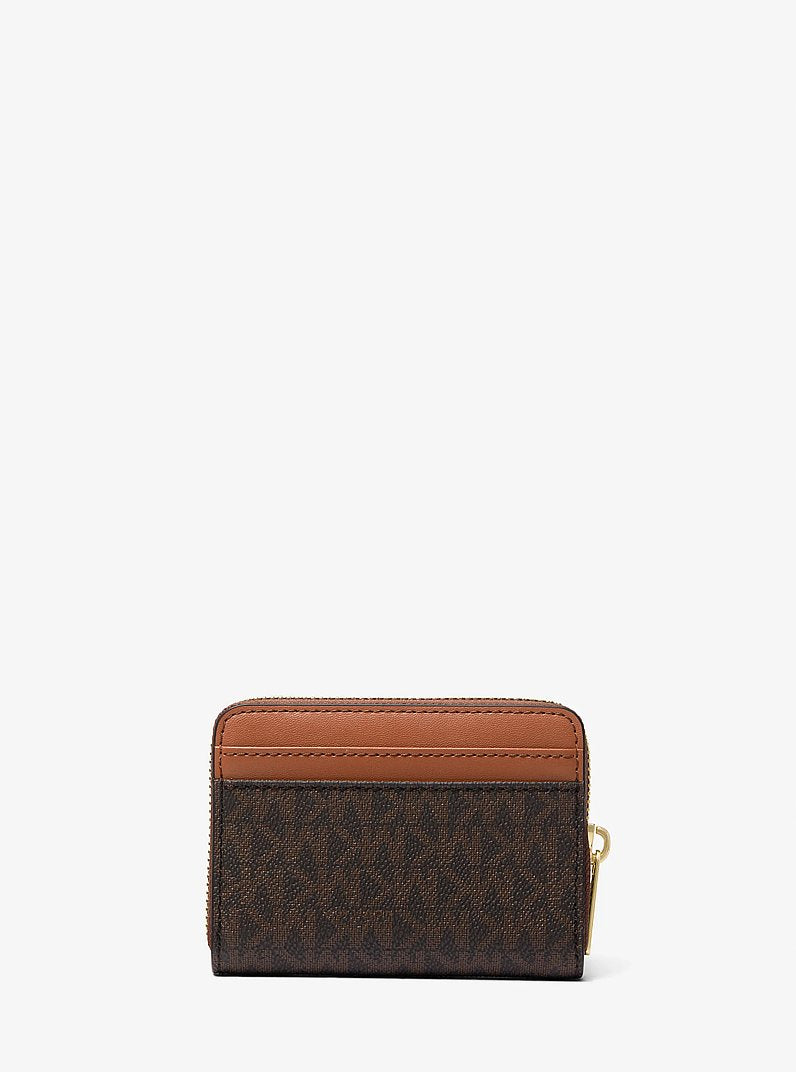 Porta-cartões Michael Kors Jet Set Travel Medium Logo Zip-Around Card Case, Lona com Logo Signature, cor Marrom, detalhe do material | Original Exports