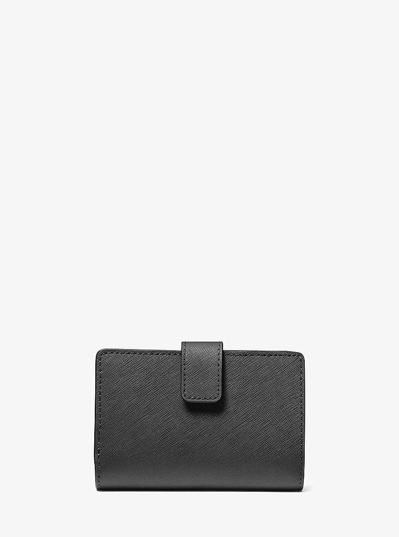 Carteira Michael Kors Medium Saffiano Leather Wallet, Couro Saffiano, cor Preto, detalhe do material | Original Exports