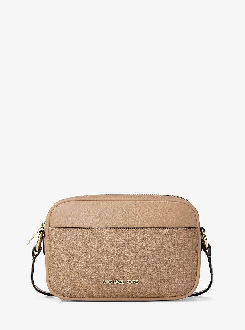 Michael Kors Jet Set Small Signature Logo Camera Crossbody Bag en Lt Crm Multi — vista frontal | Original Export