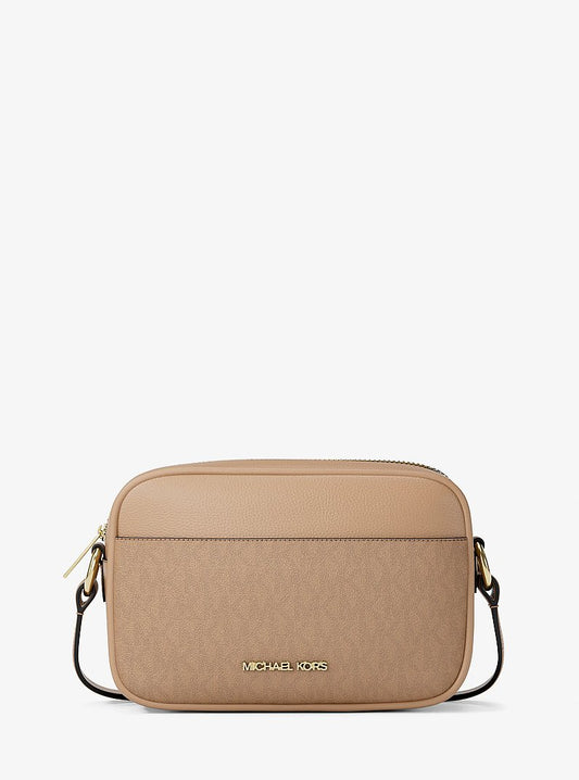 Michael Kors Jet Set Small Signature Logo Camera Crossbody Bag en Lt Crm Multi — vista frontal | Original Export