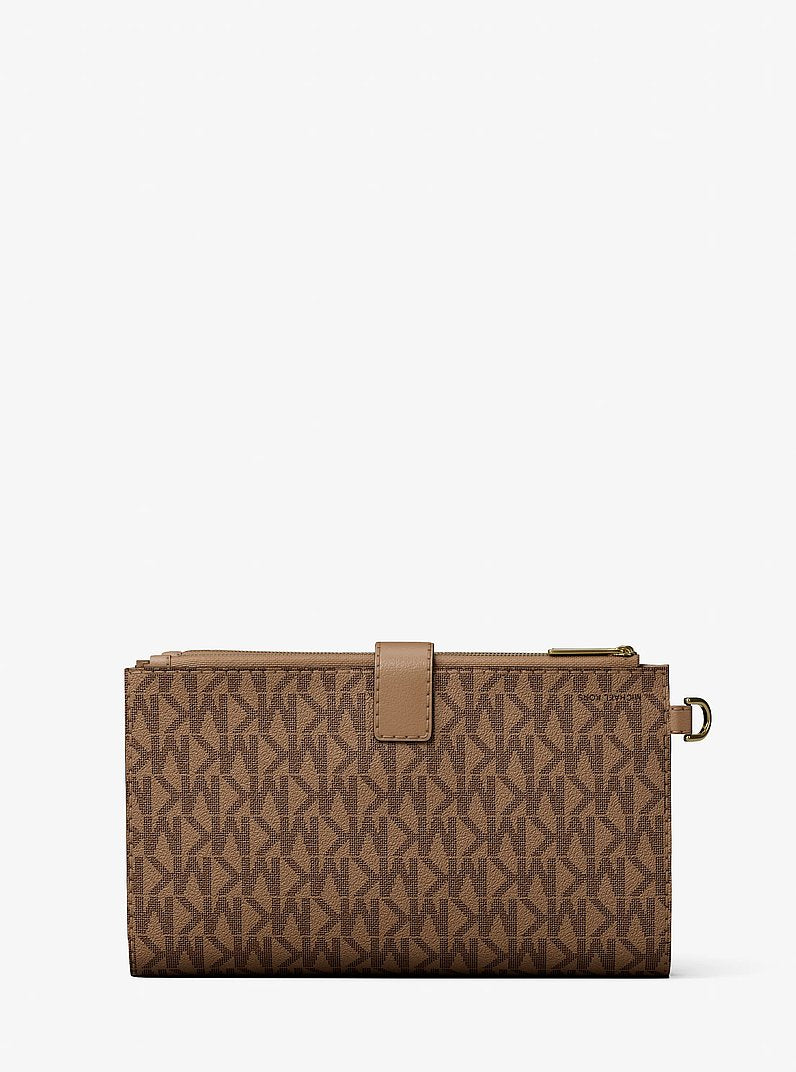 Carteira de Pulso Michael Kors Jet Set Large Signature Logo Wristlet, Lona com Logo Signature, cor Camel, detalhe do material | Original Exports
