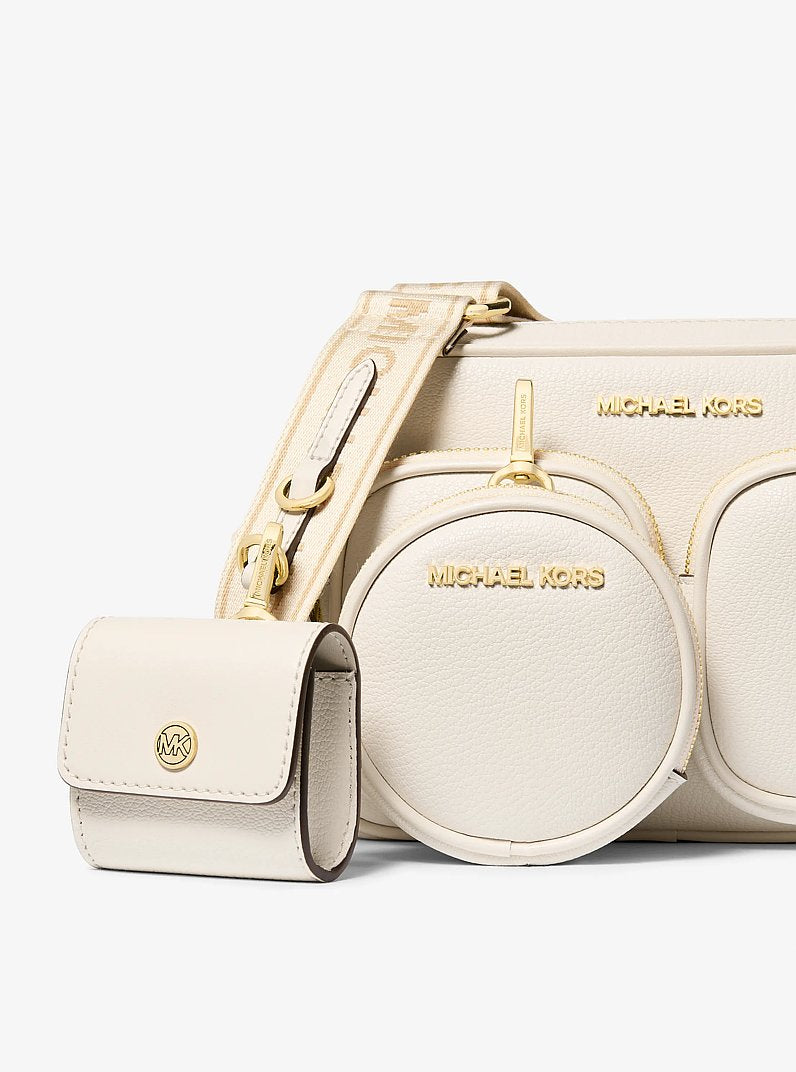 Michael Kors Jet Set Travel Medium Leather Messenger Bag en Lt Cream — detalle de cierre | Original Export