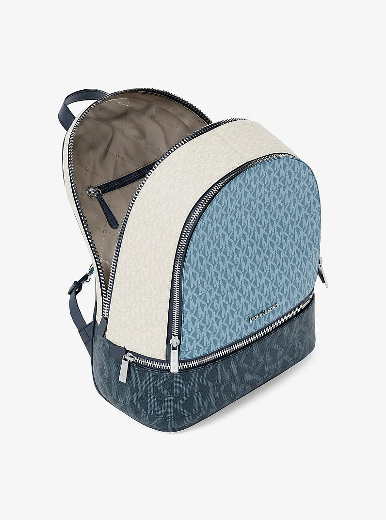 Mochila Michael Kors Rhea Medium Color-Block Signature Logo Backpack, Lona com Logo Signature, cor Jeans Multicolor, vista lateral | Original Exports