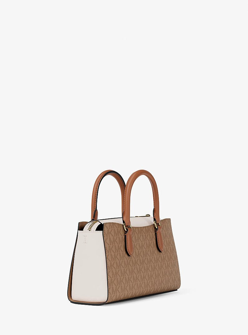 Bolsa Michael Kors Arden Small Color-Block Signature Logo Messenger Bag, Lona com Logo Signature, cor Camel Multicolor, detalhe do material | Original Exports