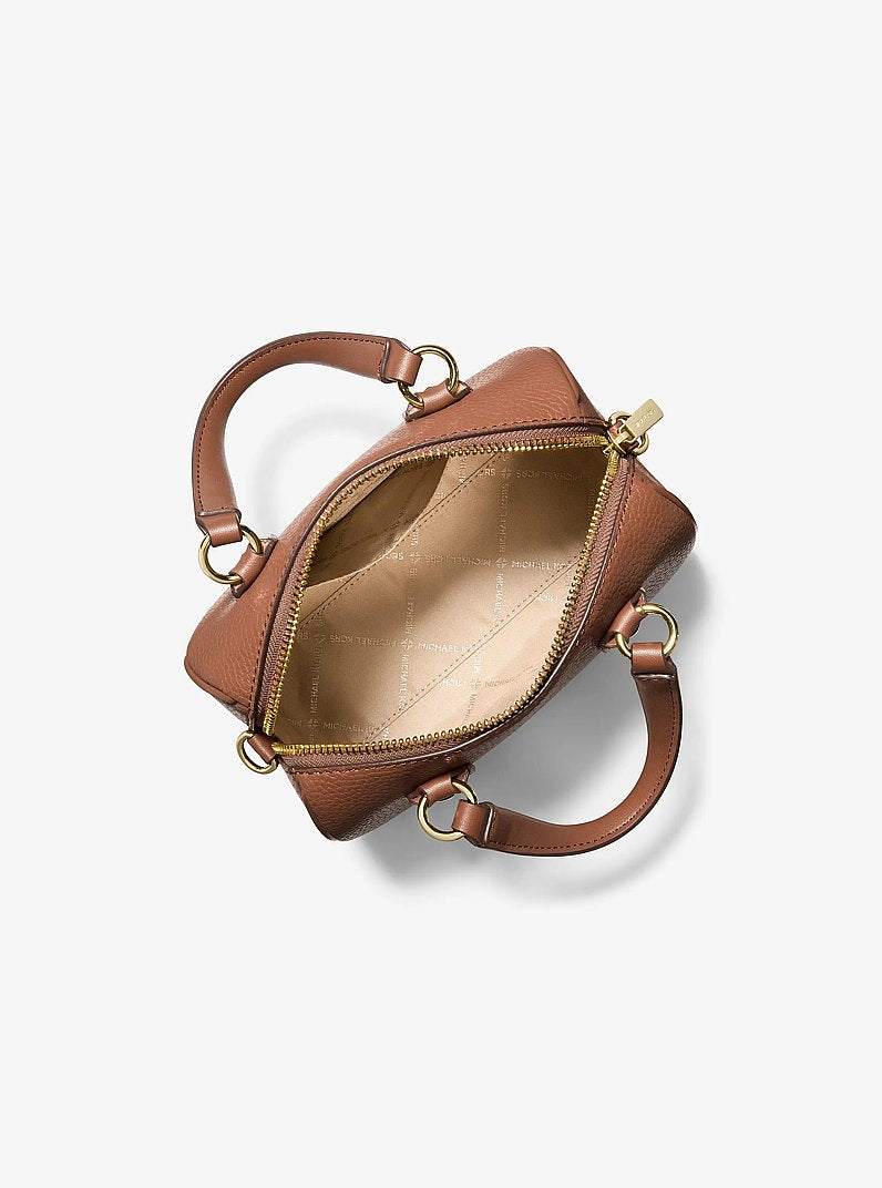 Michael Kors Grayson Small Pebbled Leather Duffel Crossbody Bag en Navy — vista lateral | Original Export