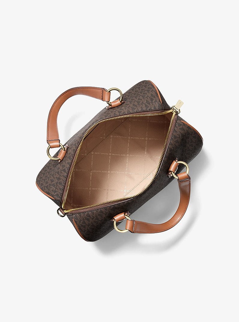 Bolsa Michael Kors Grayson Medium Signature Logo Duffel Bag, Lona com Logo Signature, cor Marrom, vista lateral | Original Exports
