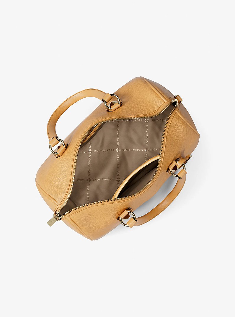 Bolsa Michael Kors Grayson Medium Pebbled Leather Duffel Bag, Couro Pebbled, cor Honeywheat (Dourado Acastanhado), vista lateral | Original Exports