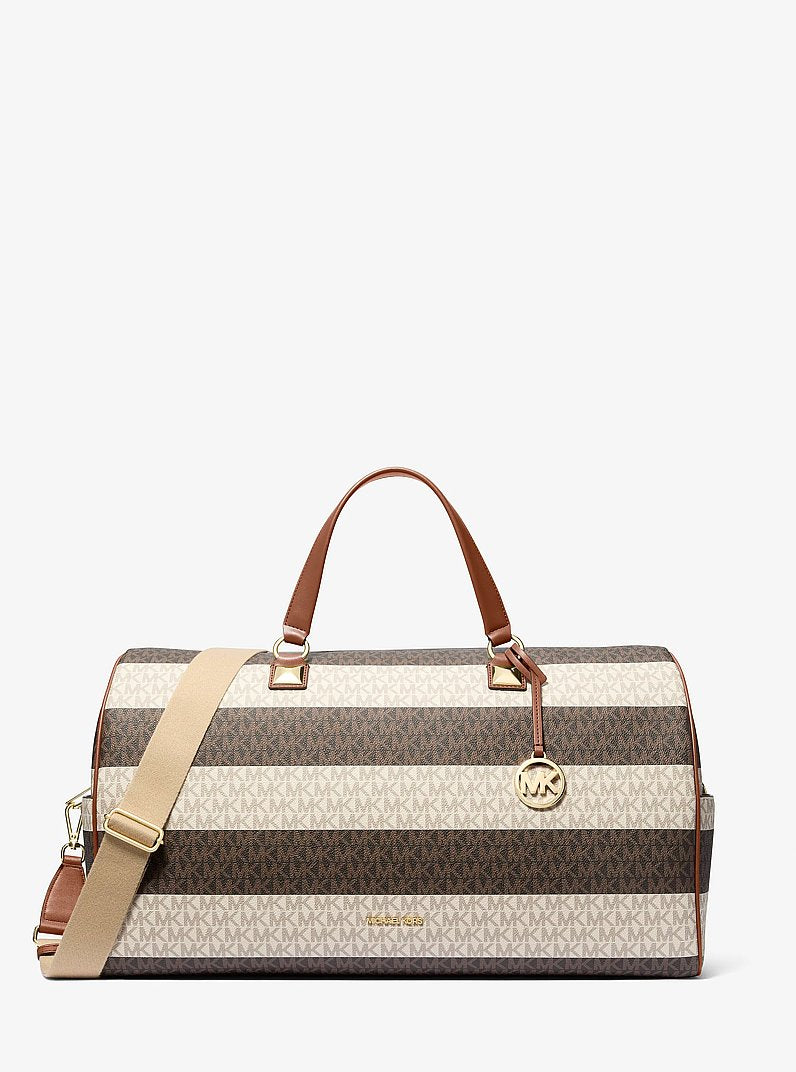 Bolsa Michael Kors Grayson Extra-Large Striped Signature Logo Weekender Bag, Lona com Logo Signature, cor Vanilla/Luggage, vista frontal | Original Exports