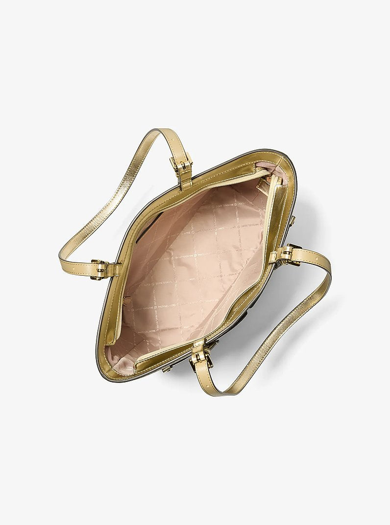 Bolsa Michael Kors Jet Set Medium Metallic Signature Logo Pocket Tote Bag, Lona Metálica com Logo Signature, cor Dourado Claro, vista lateral | Original Exports