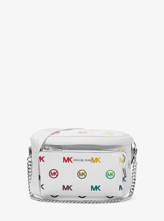 Michael Kors Slater Medium Rainbow Logo Embossed Sling Pack en Optic White — vista frontal | Original Export