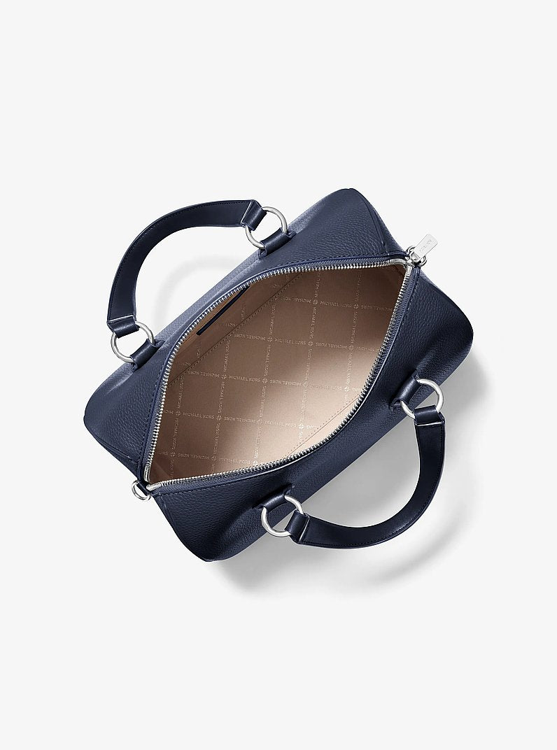 Bolsa Michael Kors Grayson Medium Pebbled Leather Duffel Crossbody Bag, Couro Pebbled, cor Azul Marinho, vista lateral | Original Exports
