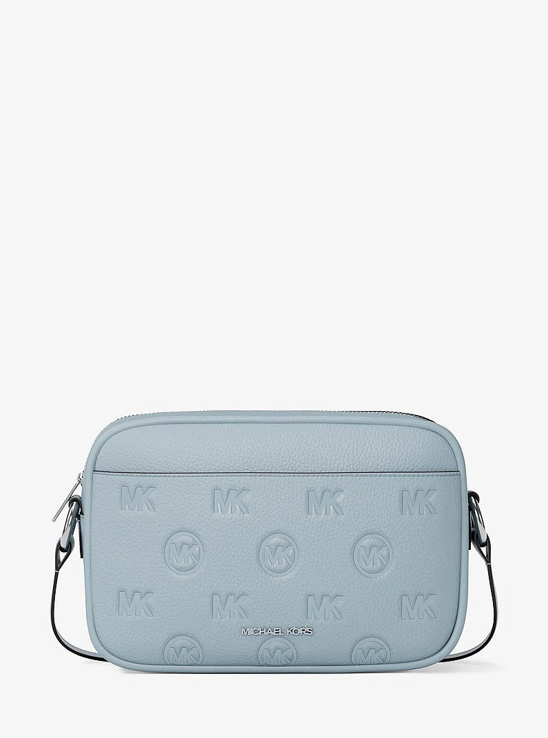 Michael Kors Jet Set Travel Large Logo Debossed Camera Crossbody Bag en Pale Ocean — vista frontal | Original Export