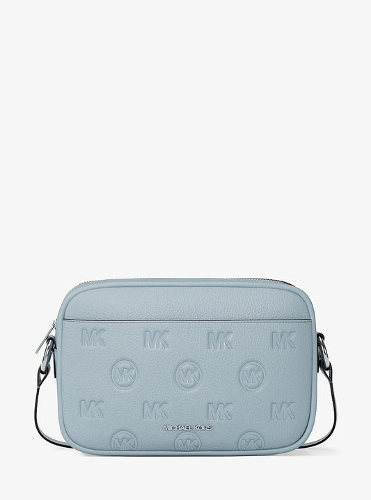 Michael Kors Jet Set Travel Large Logo Debossed Camera Crossbody Bag en Pale Ocean — vista frontal | Original Export