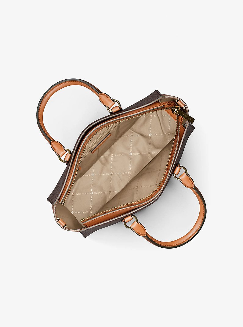 Bolsa Michael Kors Arden Medium Signature Logo Top-Zip Satchel, Lona com Logo Signature, cor Marrom, vista lateral | Original Exports