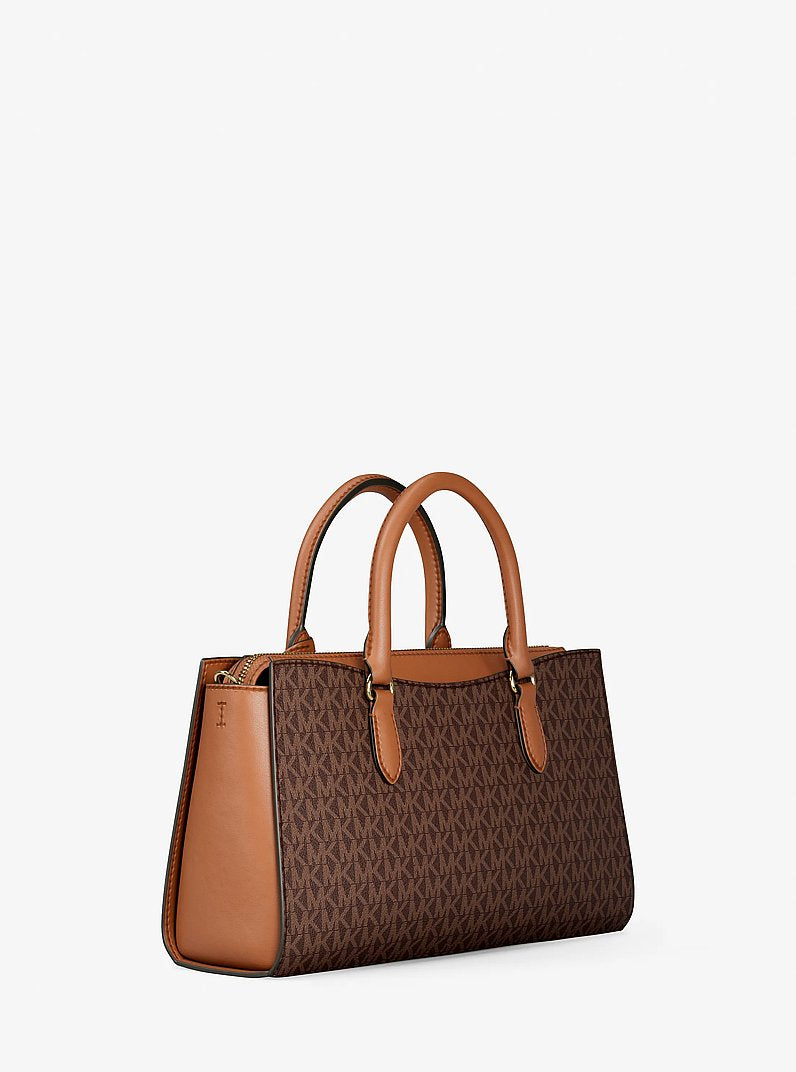 Bolsa Michael Kors Arden Medium Signature Logo Top-Zip Satchel, Lona com Logo Signature, cor Marrom, detalhe do material | Original Exports