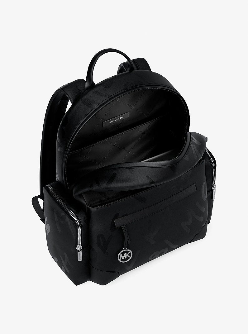 Mochila Michael Kors Prescott Large Printed Nylon Backpack, Nylon, cor Preto, vista lateral | Original Exports