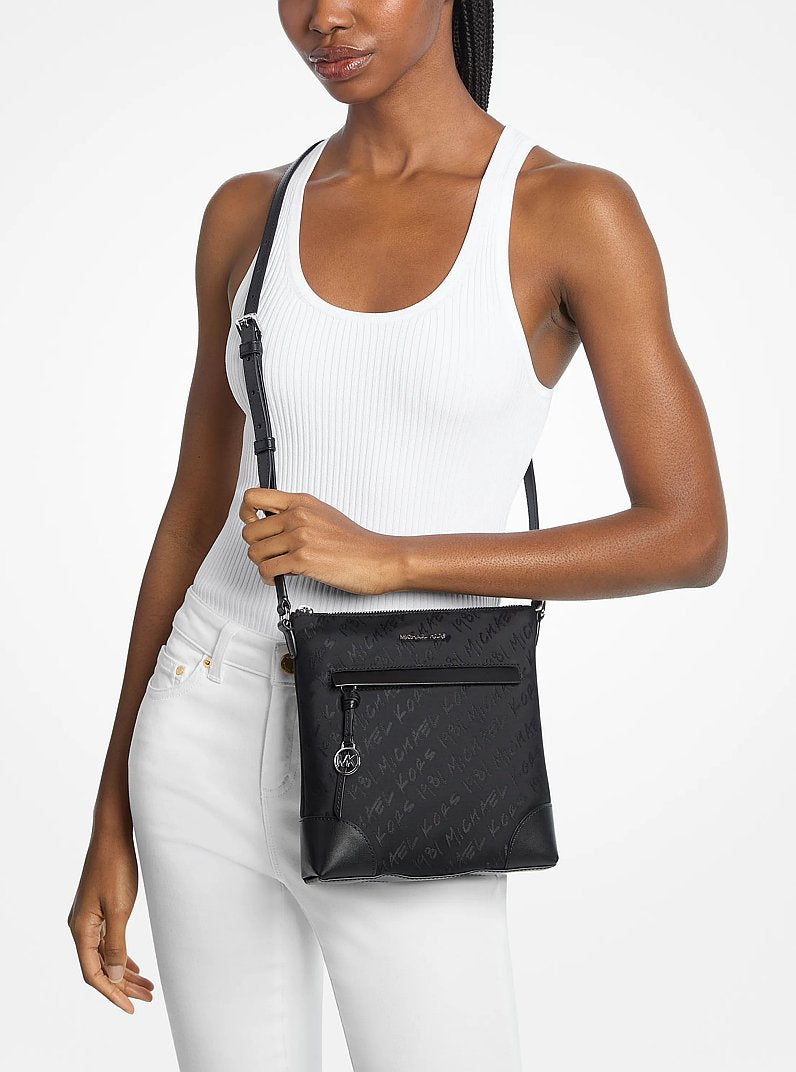 Michael Kors Prescott Small Logo Printed Nylon Crossbody Bag en Black — detalle interior | Original Export