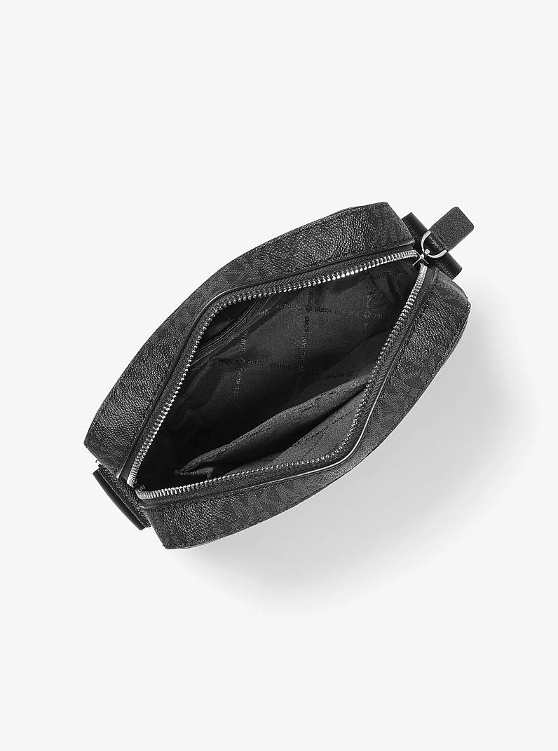 Bolsa Michael Kors Cooper Signature Logo Flight Bag, Lona com Logo Signature, cor Preto, vista lateral | Original Exports
