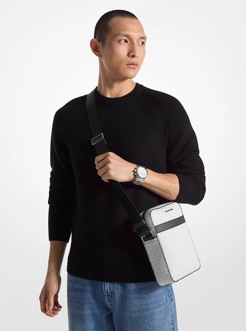 Bolsa Michael Kors Cooper Signature Logo Flight Bag, Lona com Logo Signature, cor Branco Vivo, detalhe do material | Original Exports