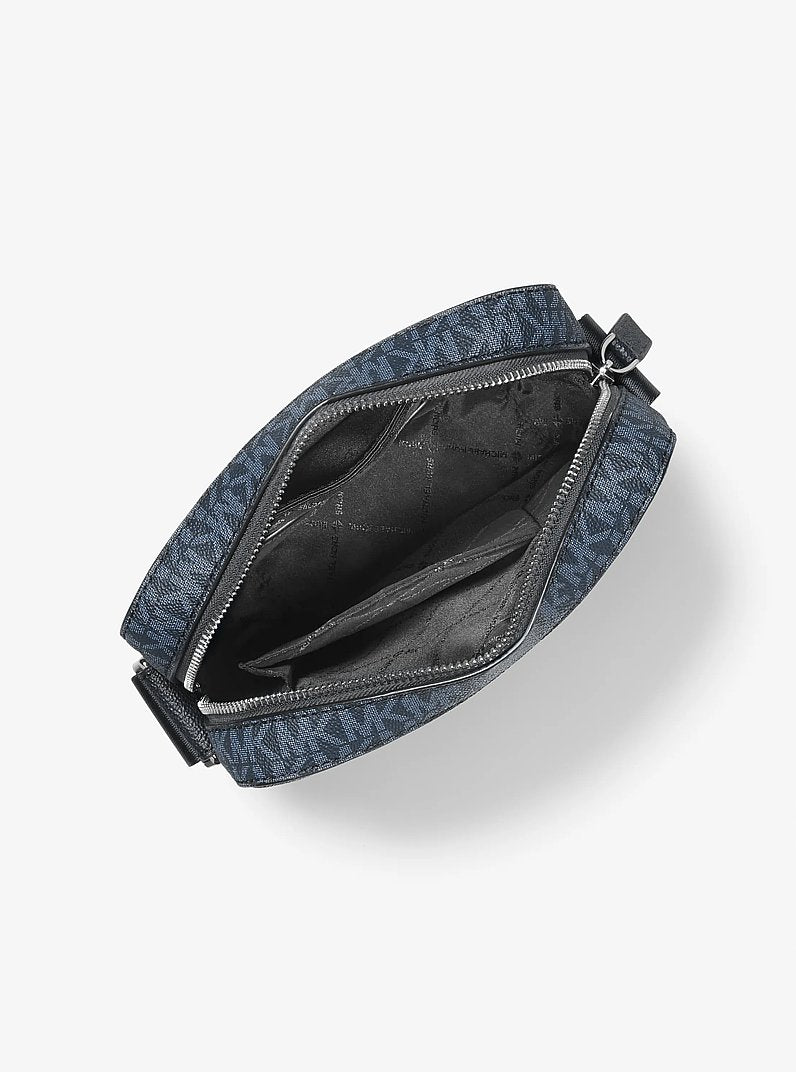 Bolsa Michael Kors Cooper Signature Logo Flight Bag, Lona com Logo Signature, cor Admiral/Azul Claro, detalhe do material | Original Exports