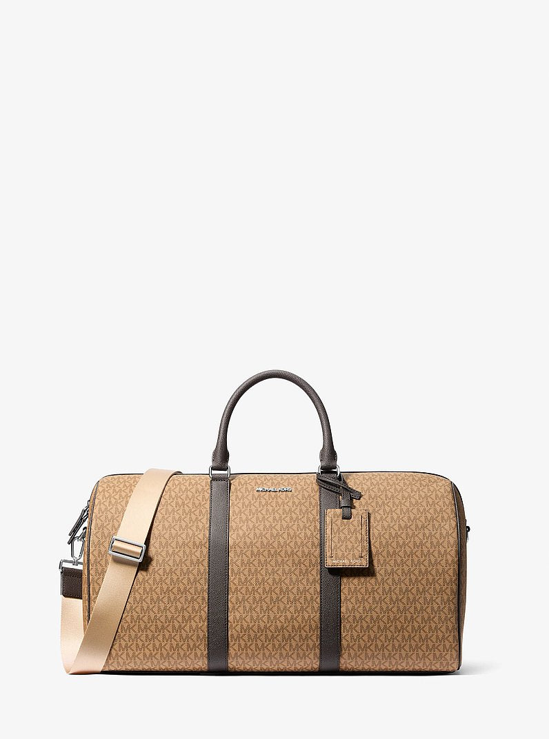 Bolsa Michael Kors Harrison Logo Weekender Bag, Lona com Logo Signature, cor Camel, vista frontal | Original Exports