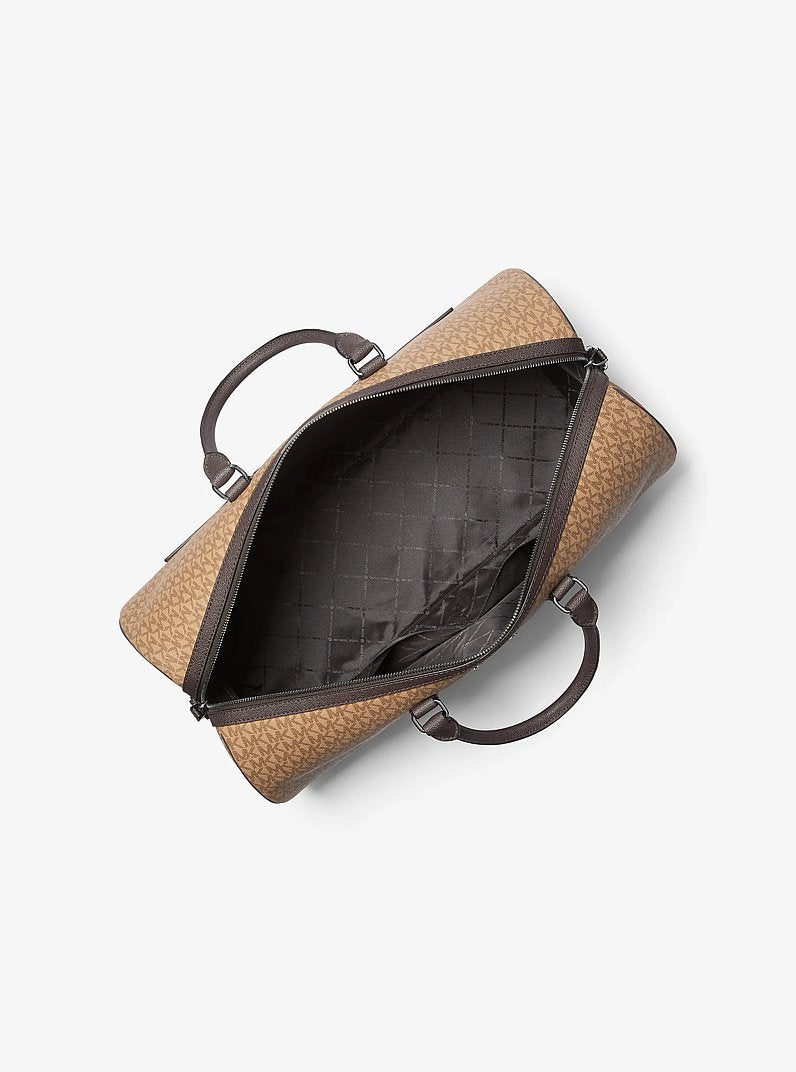 Bolsa Michael Kors Harrison Logo Weekender Bag, Lona com Logo Signature, cor Camel, vista lateral | Original Exports