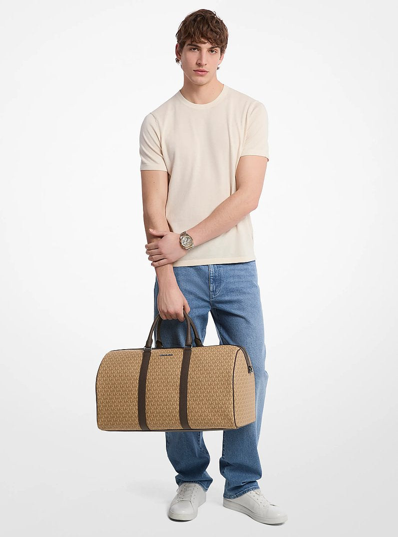 Bolsa Michael Kors Harrison Logo Weekender Bag, Lona com Logo Signature, cor Camel, detalhe do material | Original Exports