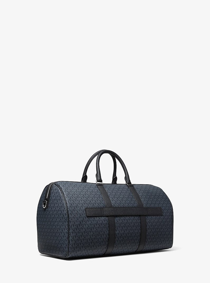 Bolsa Michael Kors Harrison Logo Weekender Bag, Lona com Logo Signature, cor Admiral/Azul Claro, detalhe do material | Original Exports