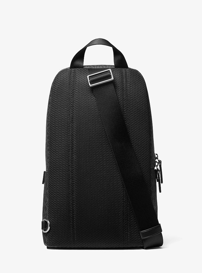 Bolsa Michael Kors Cooper Logo Sling Pack, Lona com Logo Signature, cor Preto, detalhe do material | Original Exports