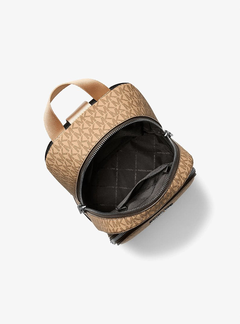 Bolsa Michael Kors Cooper Logo Sling Pack, Lona com Logo Signature, cor Camel, vista lateral | Original Exports
