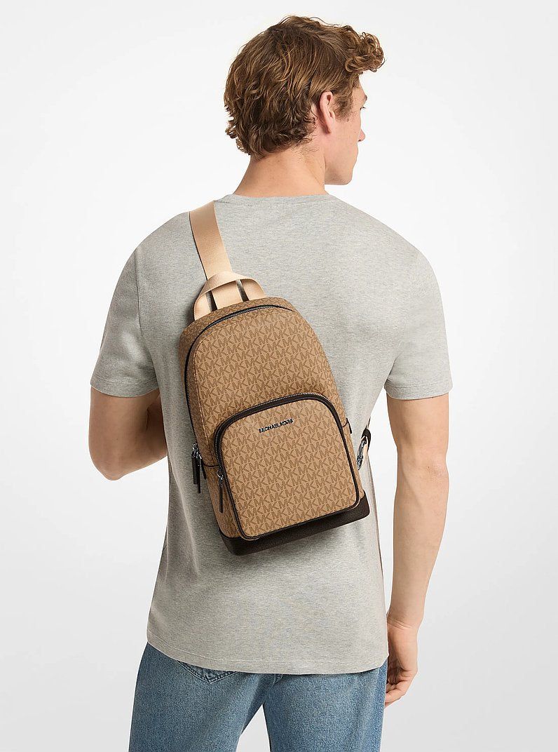 Bolsa Michael Kors Cooper Logo Sling Pack, Lona com Logo Signature, cor Camel, detalhe do material | Original Exports