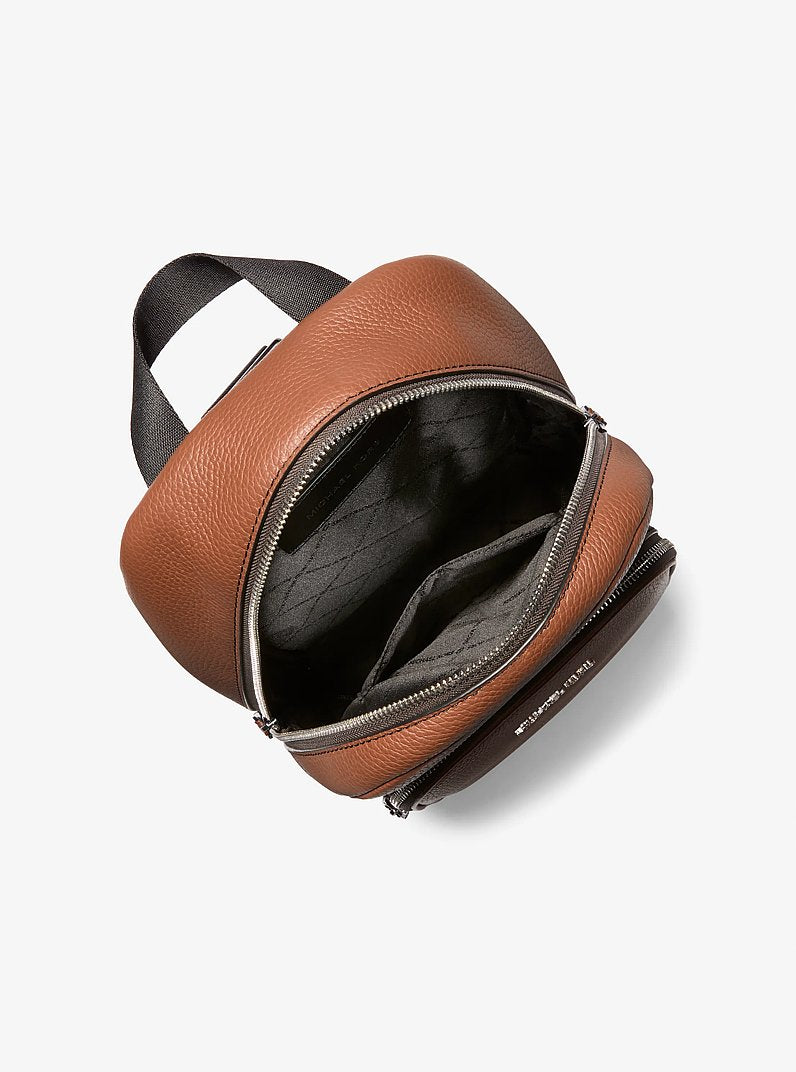 Bolsa Michael Kors Cooper Pebbled Leather Sling Pack, Couro Pebbled, cor Luggage (Castanho Claro), vista lateral | Original Exports