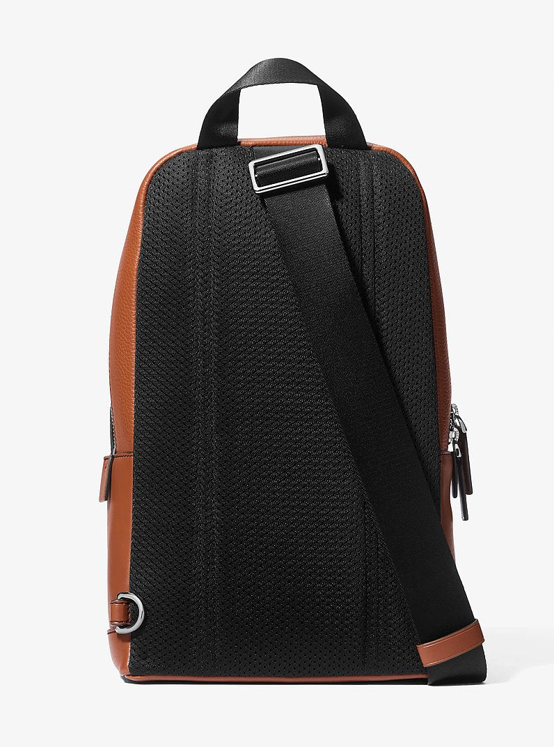 Bolsa Michael Kors Cooper Pebbled Leather Sling Pack, Couro Pebbled, cor Luggage (Castanho Claro), detalhe do material | Original Exports