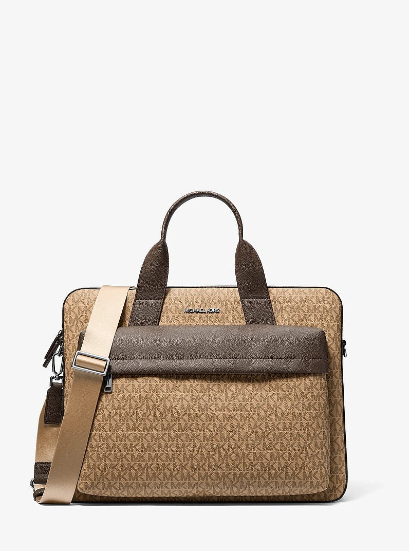 Pasta Michael Kors Pacey Medium Signature Logo Pocket Briefcase, Lona com Logo Signature, cor Camel, vista frontal | Original Exports