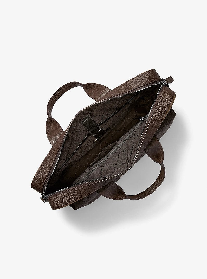 Pasta Michael Kors Pacey Medium Signature Logo Pocket Briefcase, Lona com Logo Signature, cor Camel, vista lateral | Original Exports
