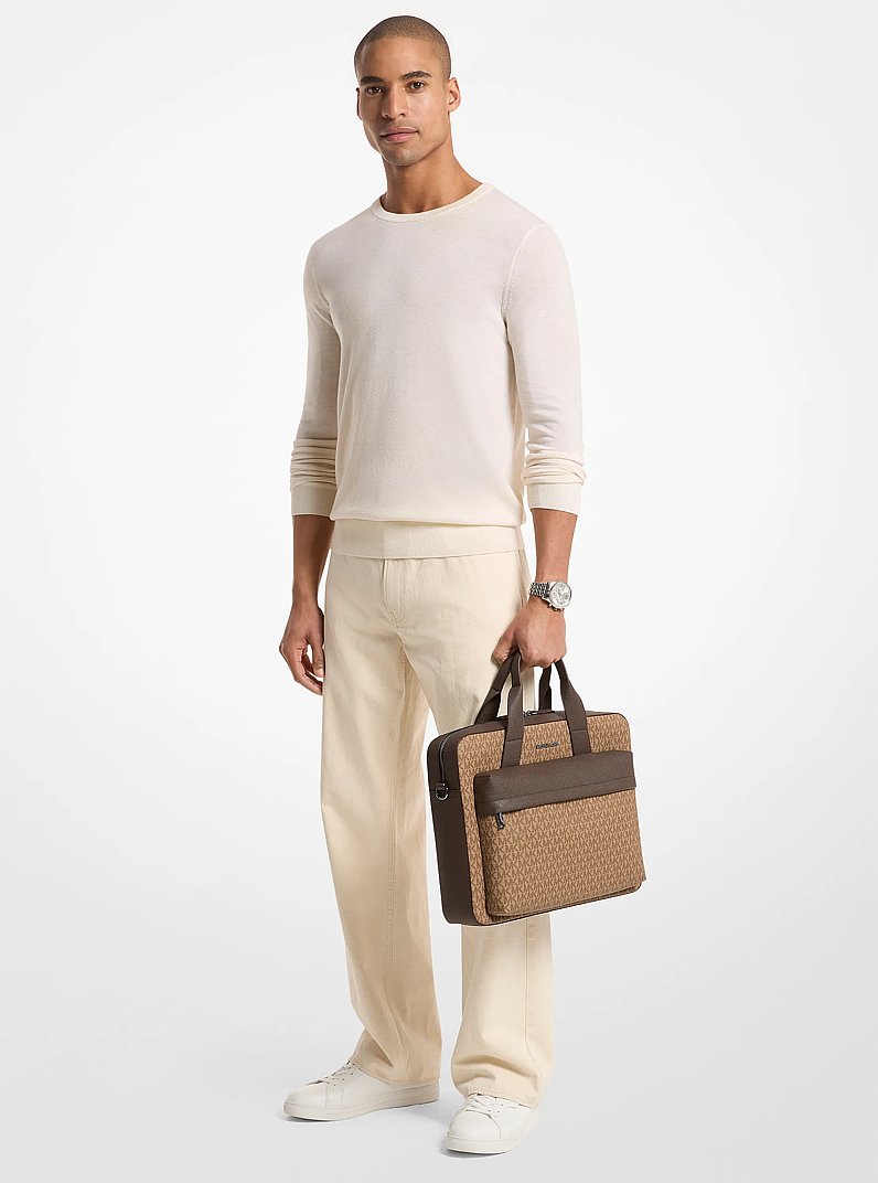 Pasta Michael Kors Pacey Medium Signature Logo Pocket Briefcase, Lona com Logo Signature, cor Camel, detalhe do material | Original Exports