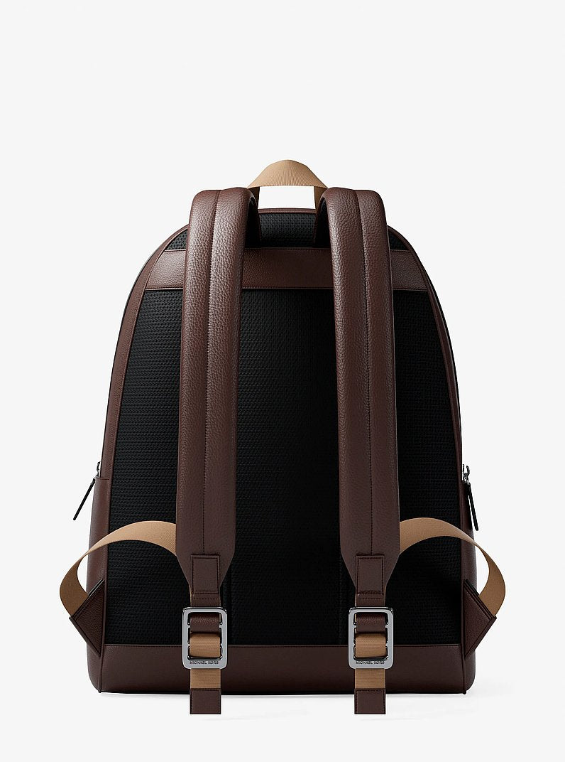 Mochila Michael Kors Pacey Medium Signature Logo Backpack, Lona com Logo Signature, cor Camel, detalhe do material | Original Exports