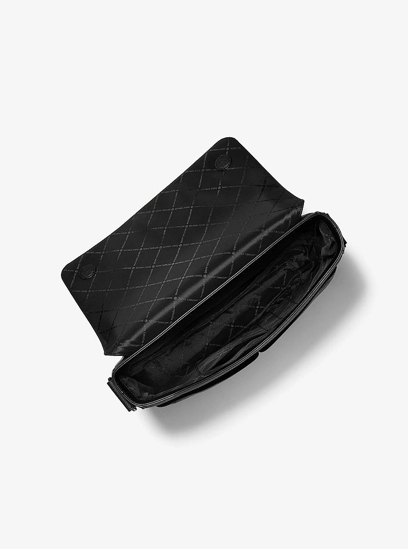 Bolsa Michael Kors Pacey Medium Signature Logo Messenger Bag, Lona com Logo Signature, cor Preto, vista lateral | Original Exports