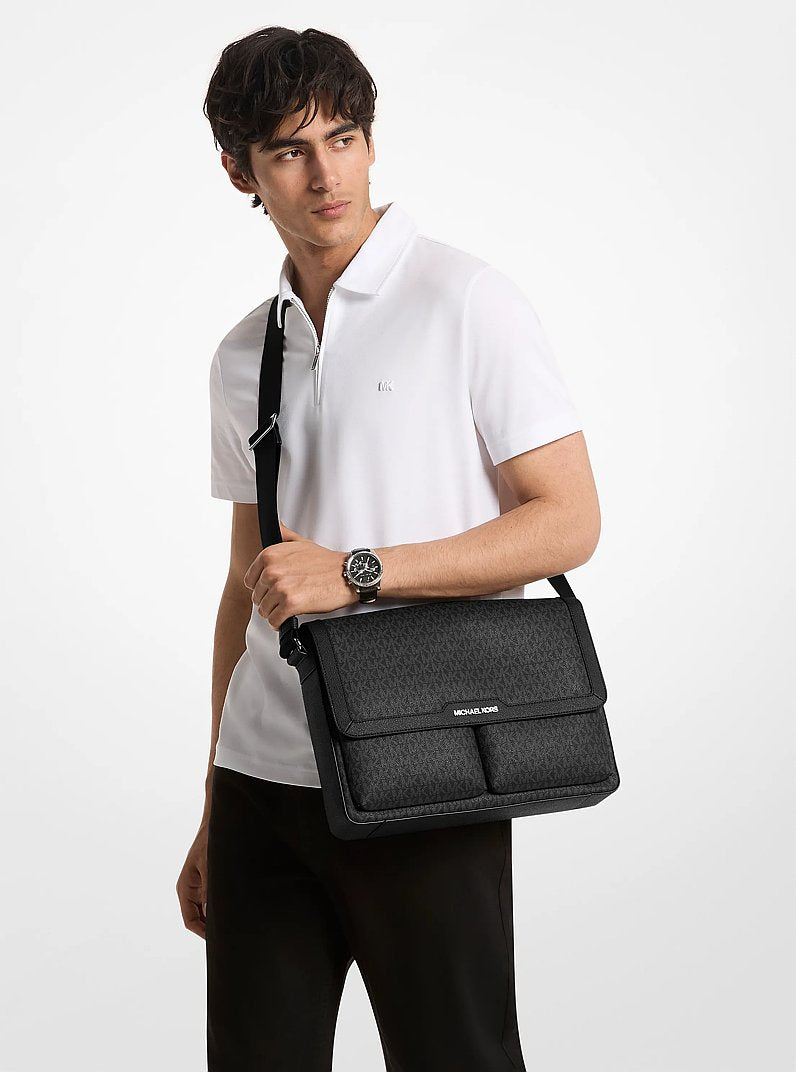 Bolsa Michael Kors Pacey Medium Signature Logo Messenger Bag, Lona com Logo Signature, cor Preto, detalhe do material | Original Exports